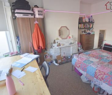 4 Bedroom Mid Terraced House - Photo 1