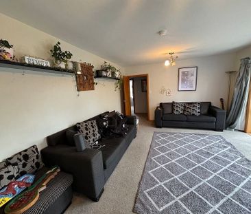 A spacious home with double glazing - Photo 4