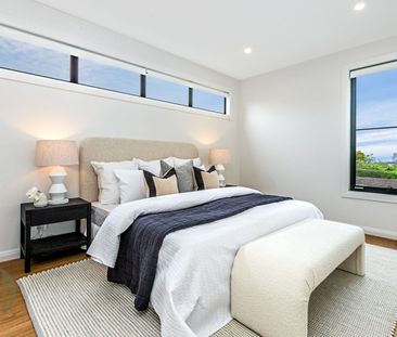 Contemporary Luxury Living in a Near - New Family Duplex - Photo 4
