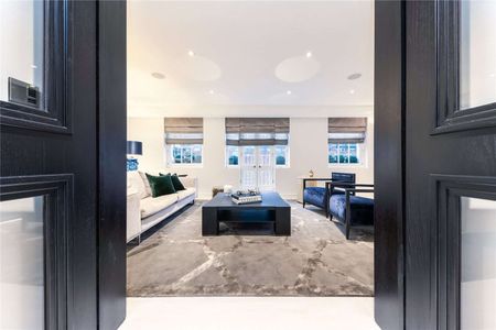 A brilliant Mews house in this prestigious Knightsbridge location which has been recently re-modelled and entirely re-designed behind the original façade. - Photo 5