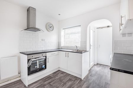 3 bedroom semi-detached house to rent - Photo 3