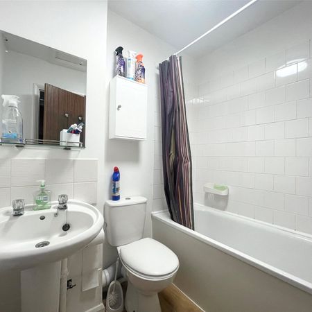 Studio apartment in Horley - Photo 4