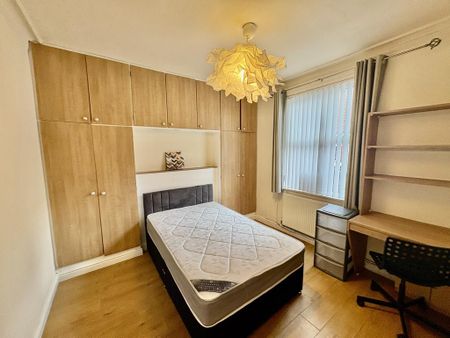 6 bedroom terraced house to rent - Photo 3