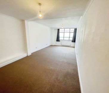3 bedroom Flat To Let - Photo 1