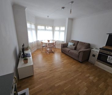 2 Bed Flat, Ashbourne Avenue, NW11 - Photo 3