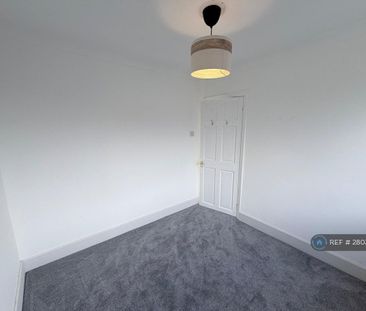 3 bedroom end of terrace house to rent - Photo 4