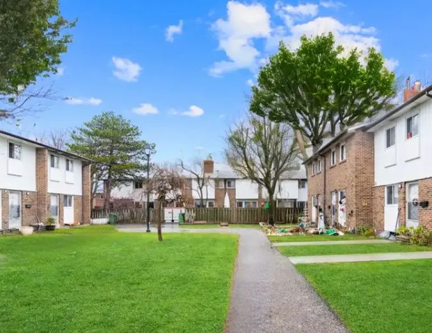 85 Henderson Avenue Townhomes | 85 Henderson Avenue, Thornhill - Photo 1