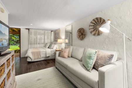 Character-filled semi with sun and double parking - Photo 5