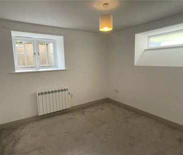 A spacious and well-maintained ground floor flat offering three bed... - Photo 2