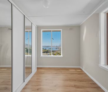 Views, Space and Comfort in an Elevated Chigwell Position - Photo 5