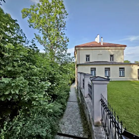 Pronájem prostorného bytu 1+1 s parkovacím místem v Jihlavě, Březinovy sady. - Photo 1