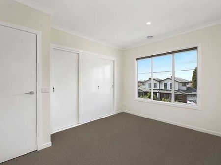 3 Bedroom bright townhouse in a central location - Photo 4