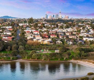 Spacious 3-Bedroom Townhouse - Photo 2