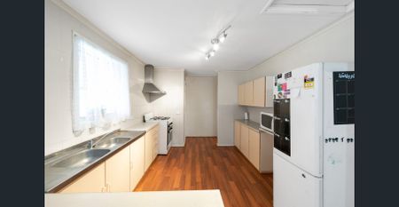 3 BEDROOM FAMILY HOME - Photo 3