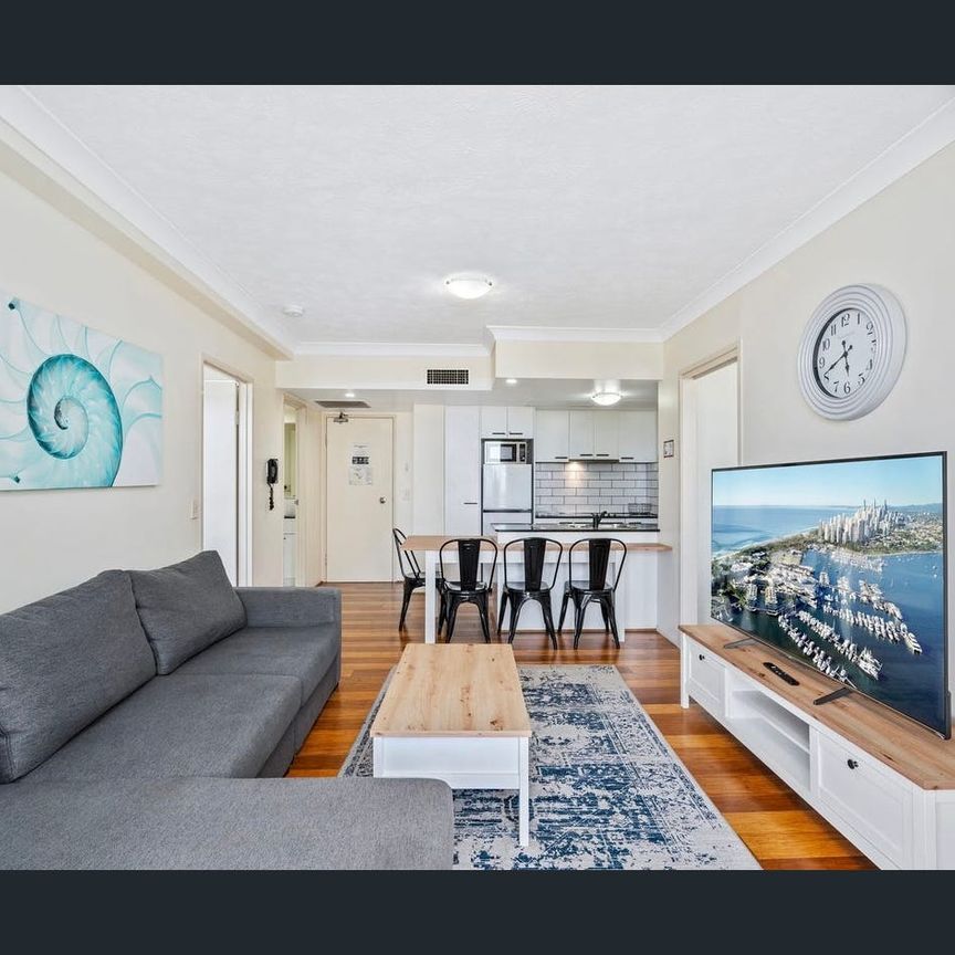 Light & Airy 7th floor apartment with ocean views - Photo 1