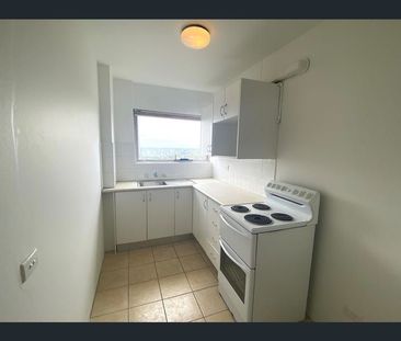 Spacious One-Bedroom Apartment in Prime Location - Photo 2