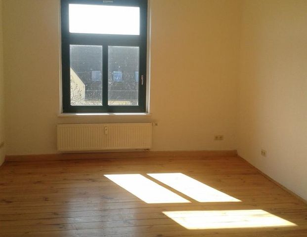 Zentralgelegene 2-Raum-Wohnung im Altbaucharme mit Balkon und Dielenfussboden - Foto 1