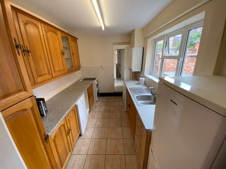 4 Bed Student Accommodation - Photo 4