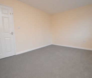 3 Bedroom Semi-Detached House - Photo 3