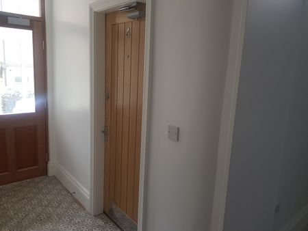 1 Bed Flat, Wood Road, M16 - Photo 3