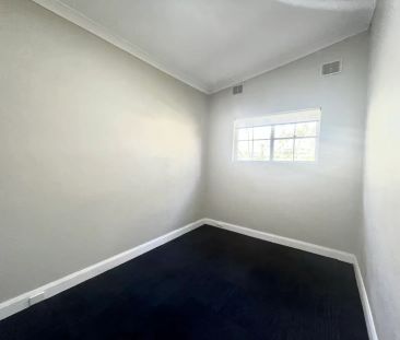 Ultimate Convenience 3 Bedroom House in prime location - Photo 4