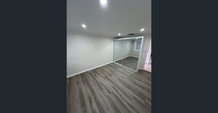 Spacious 4-Bedroom Home in Prime Liverpool Location! - Photo 4