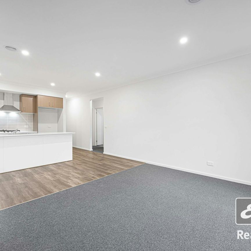 Beautiful Brand new Home in the Heart of Thornhill Park!! - Photo 1