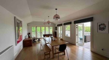 Classic Four Bedroom Villa Recently Renovated - Photo 4