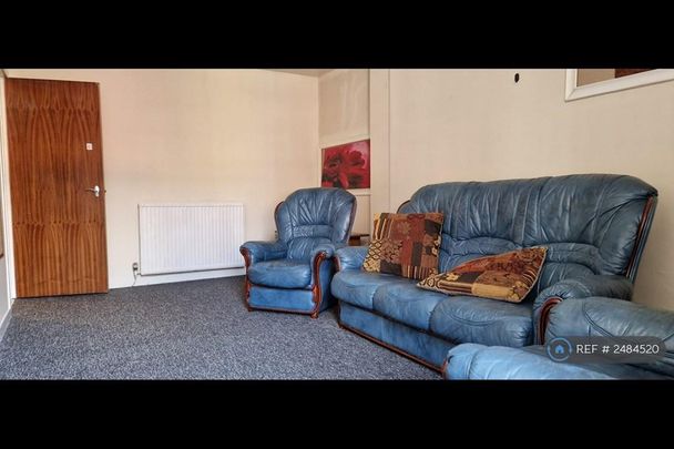 4 bedroom flat to rent - Photo 1
