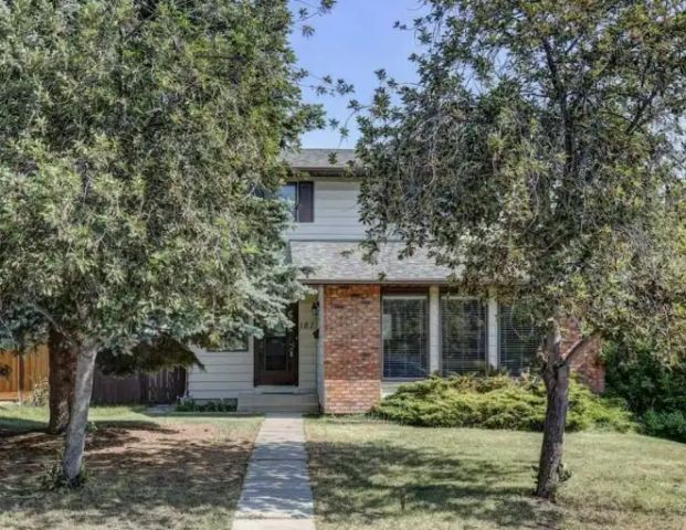 Beautiful Furnished Home in NW Calgary – Main & Upper Floors | Calgary - Photo 1