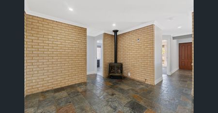 LARGE FAMILY HOME WITH SPARKLING POOL AND SPACIOUS ENTERTAINING AREA - Photo 5