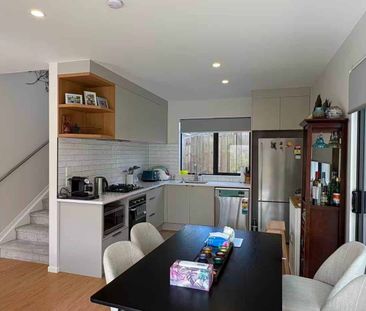 Modern, Spacious 4-Bedroom Family Home in Prim... - Photo 2
