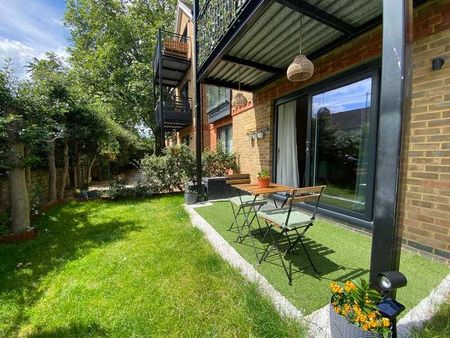 Leacroft, Staines-upon-thames, Surrey, TW18 - Photo 2