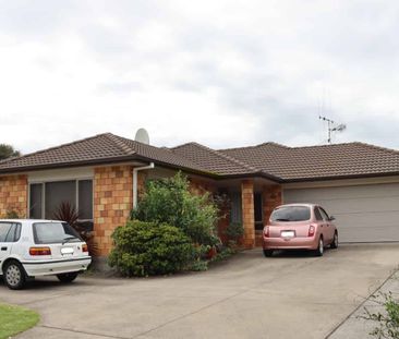 Spacious Home with Two Lounges and Five Bedrooms - Photo 4