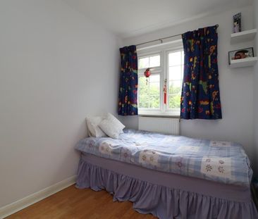 Wilders Close, Woking - 3 bedrooms Property for lettings - Seymours - Photo 4