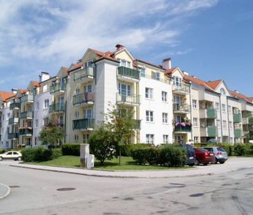 Helle 2 Zimmer Dachgeschosswohnung mit Loggia und zugehörigen Stell... - Photo 1