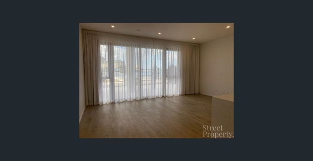 STYLISH 1 BEDROOM GROUND FLOOR WATERFRONT APARTMENT - Photo 1