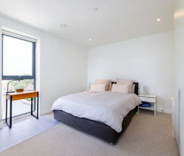 3 bedroom flat in London - Photo 1