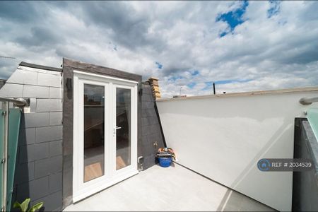 1 bedroom in a flat share to rent - Photo 3