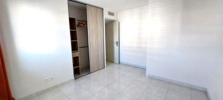 Location Appartement 3 pièces 72m² MARSEILLE 8ème - Photo 3