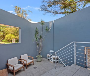 Stylish & Modern Townhouse in Alexandria - Photo 2