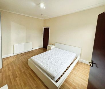 4 bedroom terraced house to rent - Photo 5