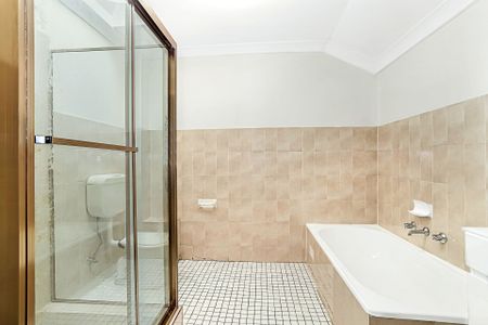 Spacious & Sunny Top Floor 2-Bedroom Unit with Stunning Views - Earlwood - Photo 3