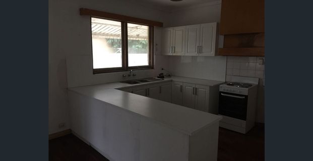 Overseas and locals all welcome. Large 4x1 house on l/up yard. new kitchen. polished floorboard. open living. has dining room and living room with a/ - Photo 1