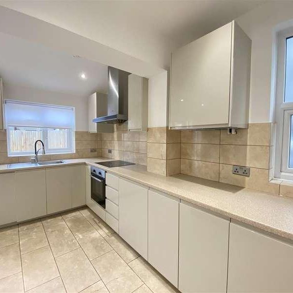 Beautifully Renovated Bedroom House In Edgware, HA8 - Photo 1