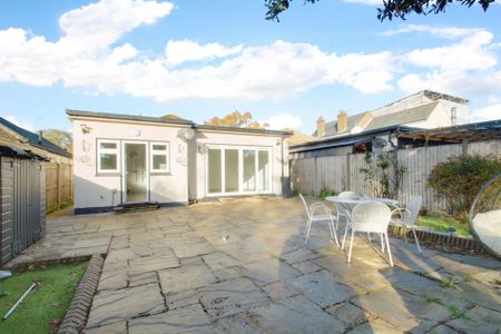 3 bed detached bungalow to rent in Ferrers Avenue, West Drayton, UB7 - Photo 2