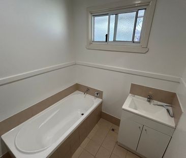 COTTAGE STYLE TUCKED AWAY IN EAST BUNBURY - Photo 3