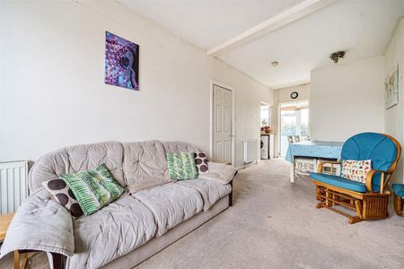 2 bedroom flat to rent - Photo 2