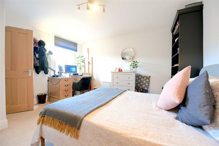 4 Bed Flat, Garratt Terrace, SW17 - Photo 2
