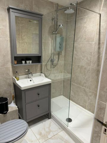 1 bedroom in a flat share to rent - Photo 4